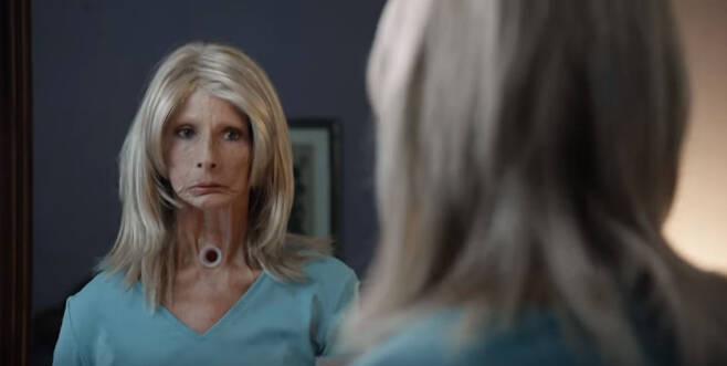 2013년 여성 암 환자 테리가 목에 뚫린 구멍을 막으려는 모습. 일반인이 나서 금연의 필요성을 강조하는 '증언형' 광고 중 하나다. [사진 유튜브 캡처]