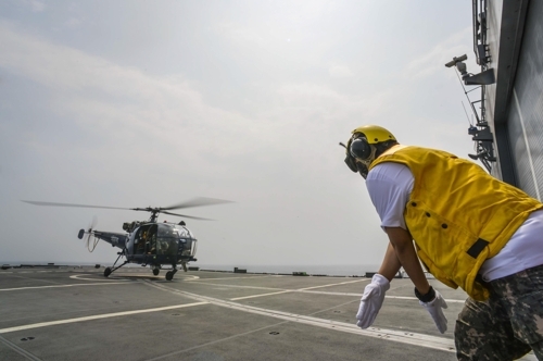6일 오후 인도 뭄바이 서쪽 인도양 해상에서 인도 해군 소속 ALT-Ⅲ 헬기가 한국 해군 강감찬함 비행갑판에 착함하고 있다.[해군 순항훈련전단 제공=연합뉴스]