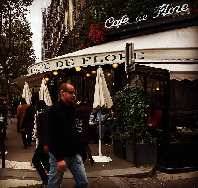 카페 드 플로르(Café de Flore). 파리의 카페 안에서는 명사들의 토론이 끊이지 않았다.© News1