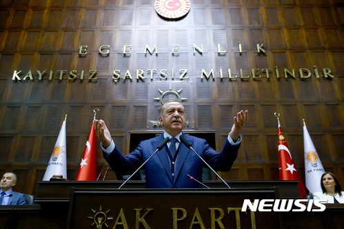 【앙카라=AP/뉴시스】레제프 타이이프 에르도안 터키 대통령이 13일(현지시간) 앙카라에서 정의개발당(AKP) 당원들을 대상으로 연설하고 있다. 2017.6.14.