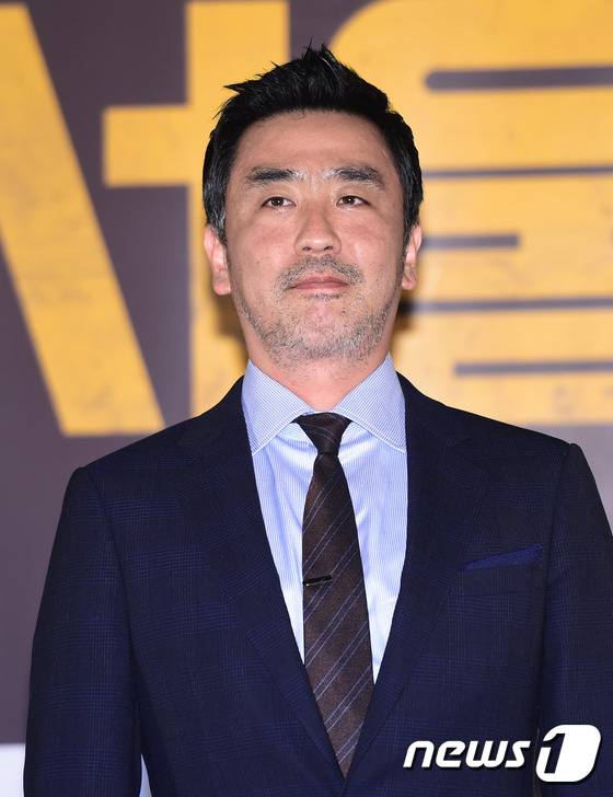 배우 류승룡이 10일 오후 서울 동대문 메가박스에서 열린 애니메이션 ‘서울역’ 언론 시사회에 참석해 포즈를 취하고 있다. © News1 권현진 기자