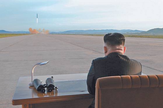북한 김정은 노동당 위원장이 중장거리탄도미사일(IRBM)인 화성-12형 발사 훈련을 현지 지도했다고 9월 16일 조선중앙통신이 보도했다. [평양 조선중앙통신]