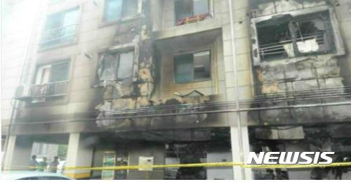 지난해 8월 대전 서구 괴정동 LH매입임대주택에서 발생된 화재사고 현장. 천장 및 외벽을 타고 불이 확산된 것으로 추정된다. (자료제공 = 박찬우 의원실)