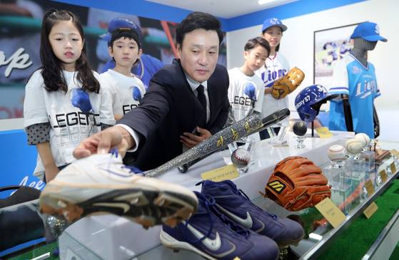 이승엽 선수가 어린이 팬들에게 보여주기 위해 베이징 올림픽 때 신었던 신발을 집고 있다. 박종근 기자