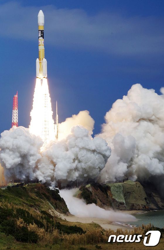 일본 가고시마현 다네가섬 우주센터에서 지난 8월19일 '일본판 GPS' 위성인 준천정위성 '미치비키' 3호를 실은 H2A 로켓이 발사되고 있다. © AFP=뉴스1