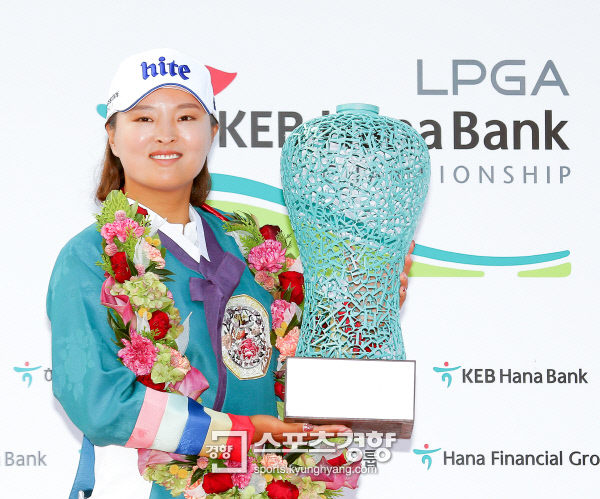 고진영이 15일 KEB 하나은행 챔피언십 우승트로피를 들고 활짝 웃고 있다. /하나은행 제공