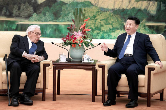 헨리 키신저 전 미 국무장관(왼쪽)이 2016년 12월 2일 중국 인민대회당에서 시진핑 국가주석을 만나는 모습. 중국은 미중 수교의 주역 키신저를 중국의 '국빈'급으로 대접한다. [로이터]