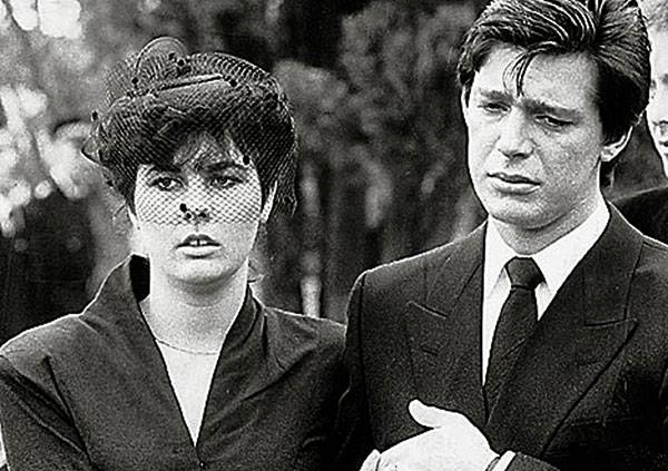 ⓒAnglia Press Agency 장례식에 참석한 제러미 밤버(오른쪽)와 그의 애인 줄리 머그퍼드.사건이 일어난 지 한 달 후, 줄리는 증언을 바꾸었다.