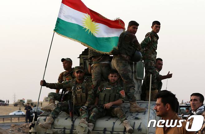 쿠르드족 보안군이 아르빌에서 남쪽으로 40km 떨어진 알툰 쿠프리 지역에서 보안 경계를 서고 있는 모습. 16일(현지시간) 이라크 정부군는 쿠르드자치정부가 장악하고 있던 유전지대 키르쿠크의 대부분을 탈환했다. © AFP=뉴스1