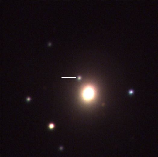 한국천문연구원이 남아프리카공화국에서 운영 중인 외계행성탐색시스템(KMTNet)이 중력파 발생 뒤 25시간 만에 촬영한 GW170817(사진 속 하얀 선). 바로 옆의 밝은 천체는 GW170817 현상이 일어난 NGC 4993은하로, 지구에서 약 1억 3,000만 광년 떨어져 있다. 한국천문연구원 제공