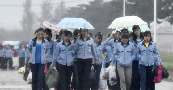 중국 기업에 고용된 북한 노동자들의 출근 모습. [연합뉴스]