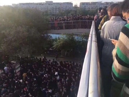 제19차 중국 공산당대회 개막을 하루 앞둔 17일 베이징 지하철에서 안전검사가 강화돼 베이징 지하철 13호선 롱저역에 승객들이 길게 줄서 있다. [사진 웨이보 캡처]