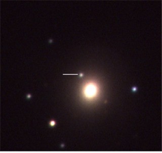 남아공에 설치된 외계행성탐색시스템(KMTNet) 관측소가 중력파가 포착된 지 25시간만에 촬영한 킬로노바. 하얀 선으로 표시한 희미한 천체가 중력파가 발생한 위치다. 옆에 있는 밝은 천체는 중성자별 충돌이 일어난 ‘NGC 4993은하’이다. 한국천문연구원 제공