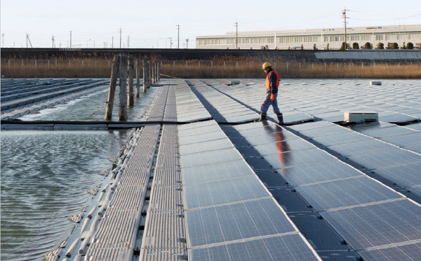 애플이 투자한 일본의 태양광 발전소의 모습. 애플은 2018년 말까지 자사 전력 사용량의 100%를 재생가능에너지로 만들겠다는 목표를 밝혔다.  출처:애플 환경책임보고서 2017년
