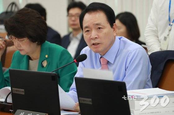 성일종 자유한국당 의원이 13일 서울 여의도 국회에서 열린 보건복지위원회 질병관리본부 등에 대한 국정감사에서 국내 에이즈 관리체계 관련 질의를 하고 있다. 2017.10.12/뉴스1 <저작권자 © 뉴스1코리아, 무단전재 및 재배포 금지>