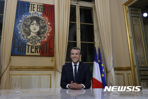 【파리=AP/뉴시스】에마뉘엘 마크롱 프랑스 대통령이 15일(현지시간) 엘리제궁에서 TF1과의 인터뷰에 앞서 포즈를 취하고 있다. 2017.10.16