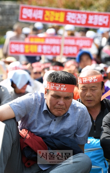 시각장애인들이 16일 서울 세종로 소공원에서 열린 시각장애인 안마사 생존권 보장 집회에서 연사들의 발언에 귀 기울이고 있다.강성남 선임기자 snk@seoul.co.kr