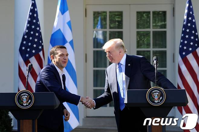 17일(현지시간) 회동 이후 기자회견에 나선 도널드 트럼프 미국 대통령(오른쪽)과 알렉시스 치프라스 그리스 총리(왼쪽)© AFP=뉴스1