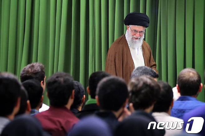 이란의 최고 지도자 아야톨라 알리 카메네이가 18일(현지시간) 테헤란에서 대학생을 대상으로 연설했다. © AFP=뉴스1