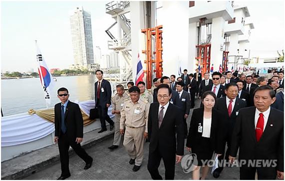2012년 11월 태국을 공식 방문한 이명박 전 대통령이 방콕을 관통하는 차오프라야강 랏포 수로의 시설물을 둘러보고 있다. 연합뉴스