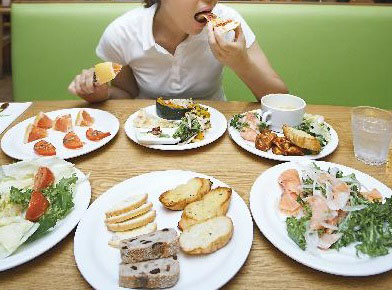 식습관 조절을 위해선 작은 그릇에 덜어먹고, 식사시간 외에는 눈에 보이는 음식을 치워 두는게 좋다. /사진=헬스조선 DB