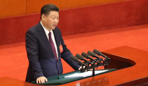 시진핑 집권 2기의 시작을 알리는 중국 공산당 제19차 전체대표대회가 18일 개막한 가운데 시진핑 중국 국가주석이 당대회에서 성과보고를 하고 있다. [연합뉴스]