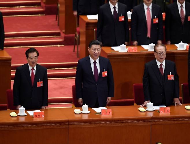 18일 중국 베이징 인민대회당에서 중국 공산당 전국대표대회가 열렸다. 이날 시진핑 중국 국가주석의 왼쪽과 오른쪽에는 각각 장쩌민과 후진타오 전 주석이 자리해 건재를 과시했다. /AFPBBNews=뉴스1