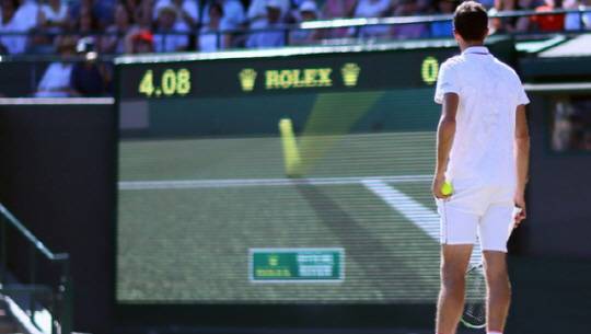 영국의 제임스 워드가 2015년 윔블던에서 전광판을 통해 호크아이 판정을 지켜보고 있다. AP