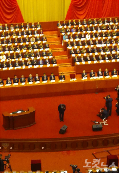 19차 당대회 개막식에 참석한 시진핑(習近平) 국가주석이 업무보고를 발표하기 전 당원대표들에게 인사하고 있다. 사진: 베이징=CBS 김중호 특파원