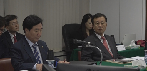 (런던=연합뉴스) 더불어민주당 이석현 의원과 원혜영 의원이 17일 영국 주재 한국대사관에 대한 국회 외교통일위원회 국정감사를 벌이고 있다.
