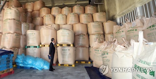 (군산=연합뉴스) 전북 군산시 한 민간창고에 정부양곡(공공비축벼)을 담은 톤백이 가득 차 있다. 2017년 현재 국내 쌀 재고량은 무려 351만t에 달한다.