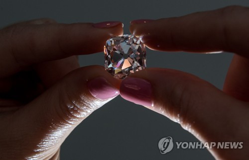 프랑스 왕가의 왕관에 사용됐던 '르 그랑 마자랭' 다이아몬드. 다음달 제네바에서 경매에 출품된다. 감정가는 80억∼120억원으로 정해졌다. [AFP=연합뉴스]