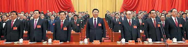 중국 전·현직 최고 지도부 한자리에 - 18일 베이징 인민대회당에서 열린 중국 공산당 19차 전국대표회의(19차 당 대회)에 참석한 시진핑(習近平·가운데) 국가주석과 지도부들이 개막식을 지켜보고 있다. 이날 개막식에는 시 주석과 마찰로 불참설이 돌았던 후진타오(시 주석 왼쪽) 전 주석과 장쩌민(시 주석 오른쪽) 전 주석, 리커창 총리, 주룽지·리펑 전 총리 등 전·현직 최고 지도부가 참석했다. /AP 연합뉴스