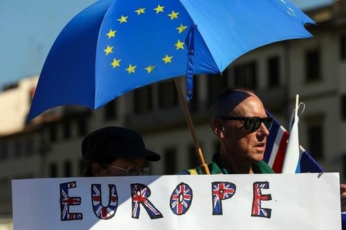 영국 브렉시트 반대 시위자가 EU국기가 그려진 우산을 들고있다./블룸버그 제공