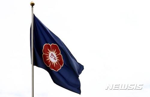 【서울=뉴시스】조성봉 기자 = 헌법재판소장 권한대행 체제를 두고 청와대, 헌법재판소, 여야 입장이 갈수록 혼란스러워지고 있다. 사진은 지난 9일 한글날을 맞아 헌법재판소가 창립 이후 30년간 사용하던 휘장의 한자 '憲'(헌)자를 한글 '헌법'으로 바꾼 휘장이 펄럭이는 모습이다. 2017.10.09.suncho21@newsis.com