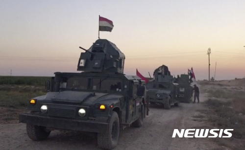【카타쉬=AP/뉴시스】이라크군이 16일(현지시간) 쿠르드의 분리독립을 막기 위해 키르쿠크 유전지대를 향해 진군하던 중 카타쉬 지역을 지나고 있다. 2017.10.16