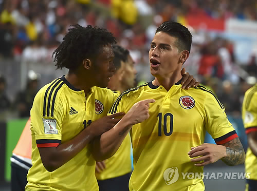 (리마<페루> AFP=연합뉴스) 10일(현지시간) 페루 리마에서 열린 2018 러시아 월드컵 남미예선 페루-콜롬비아 경기에서 득점에 성공한, 하메스 로드리게스가 동료인 후안 콰드라도의 축하를 받고 있다.      이날 경기에서 콜롬비아와 페루는 1-1 무승부를 보였으나 칠레가 브라질에 패하면서 승점 1이 앞서있던 콜롬비아가 조 3위(승점 27)로 월드컵 본선에 진출하게 됐다. gin@yna.co.kr