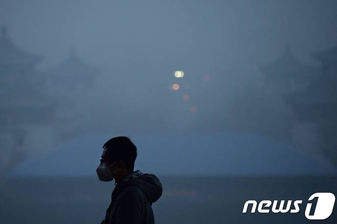스모그가 깔린 중국 베이징 거리. © AFP=뉴스1