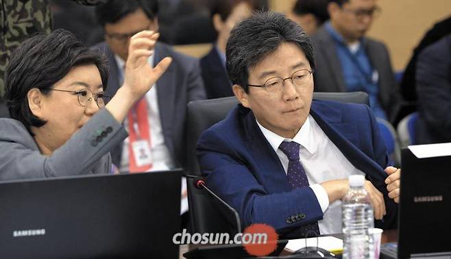 바른정당 유승민(오른쪽) 의원이 19일 정부세종청사에서 열린 기획재정부 국정감사에서 이혜훈 의원과 대화를 나누고 있다. /신현종 기자