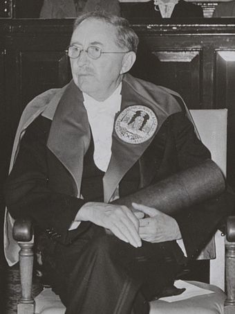영국의 소설가 에드워드 모건(E. M.) 포스터. 사진은 포스터가 1954년 레이던대학교에서 명예박사 학위를 받는 모습. 위키피디아