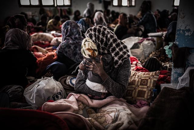 올해 3월 리비아 수도 트리폴리 근교의 소르만 여성 난민 수용소에 구금된 이주민 여성이 갓난아기를 껴안고 있다. 국경없는의사회 제공