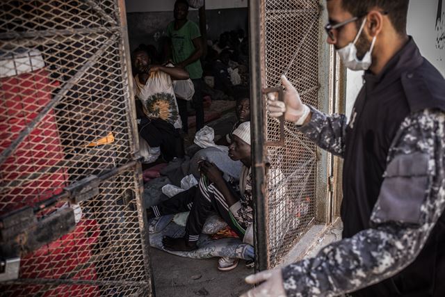 올해 3월 리비아 수도 트리폴리 외곽의 아부 살림 난민 수용소에서 경비원이 철망으로 된 문을 닫고 난민들의 출입을 통제하고 있다. 국경없는의사회 제공