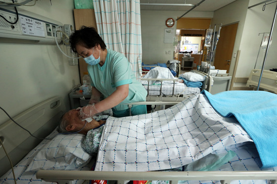 서울의 한 병원에서 간병인이 환자를 돌보고 있다.[중앙포토]