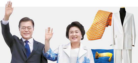 올해 위아자 나눔장터에는 문재인 대통령 부부의 기증품이 나란히 경매에 부쳐진다. 김정숙 여사의 ‘베라왕 정장'과 팔찌, 문재인 대통령의 '강치 넥타이'도 22일 경매에 나온다.