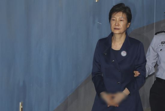 박근혜 전 대통령이 16일 오전 서초구 서울중앙지법으로 구속 연장 후 처음으로 열린 80차 공판에 출석하고 있다. 뉴시스