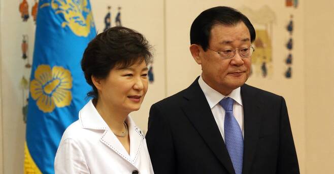 박근혜(왼쪽) 전 대통령과 이병기 전 대통령 비서실장국회사진기자단