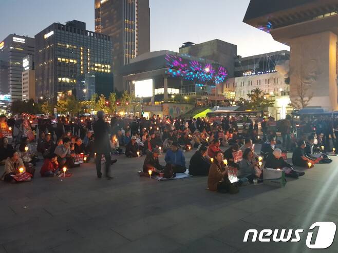 이명박 전 대통령의 구속을 촉구하는 시민단체 'MB잡자 특공대'가 21일 오후 서울 광화문 광장에서 촛불집회를 진행하고 있다.© News1