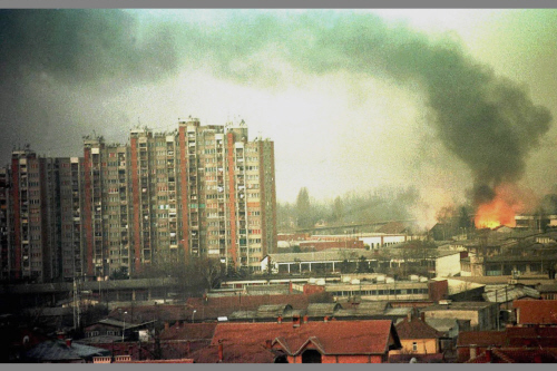 1999년 3월25일 유고연방에 대한 북대서양조약기구(NATO)군의 2차공습이 실시된 직후 코소보 주도 프리슈티나 인근의 한 민간건물 밀집지역에서 거대한 화염이 피어오르고 있다. [프리슈티나 AP=연합]