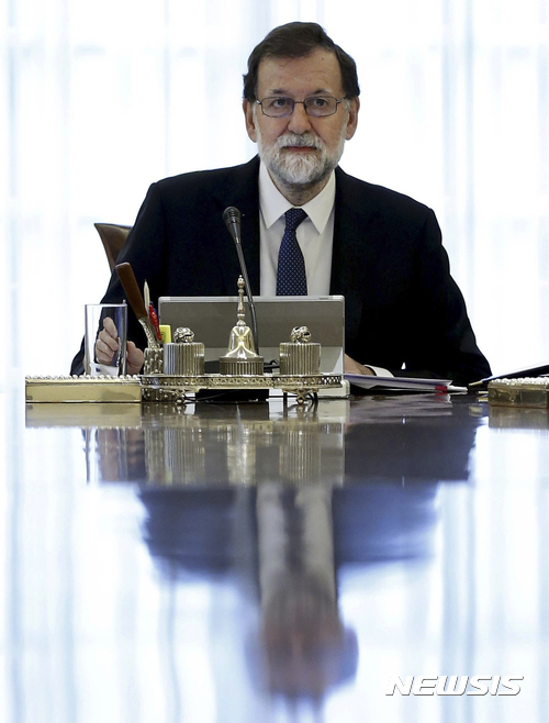 【마드리드=AP/뉴시스】마리아노 라호이 스페인 총리가 21일(현지시간) 카탈루냐 분리독립 문제를 논의하기 위한 비상내각회의를 진행하고 있다. 2017.10.21.