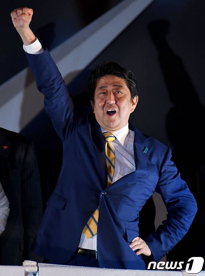 아베 신조 일본 총리가 지난 21일 도쿄시내에서 열린 중의원(하원) 의원 선거 마지막 지원유세를 통해 유권자들의 지지를 호소하고 있다. © AFP=뉴스1